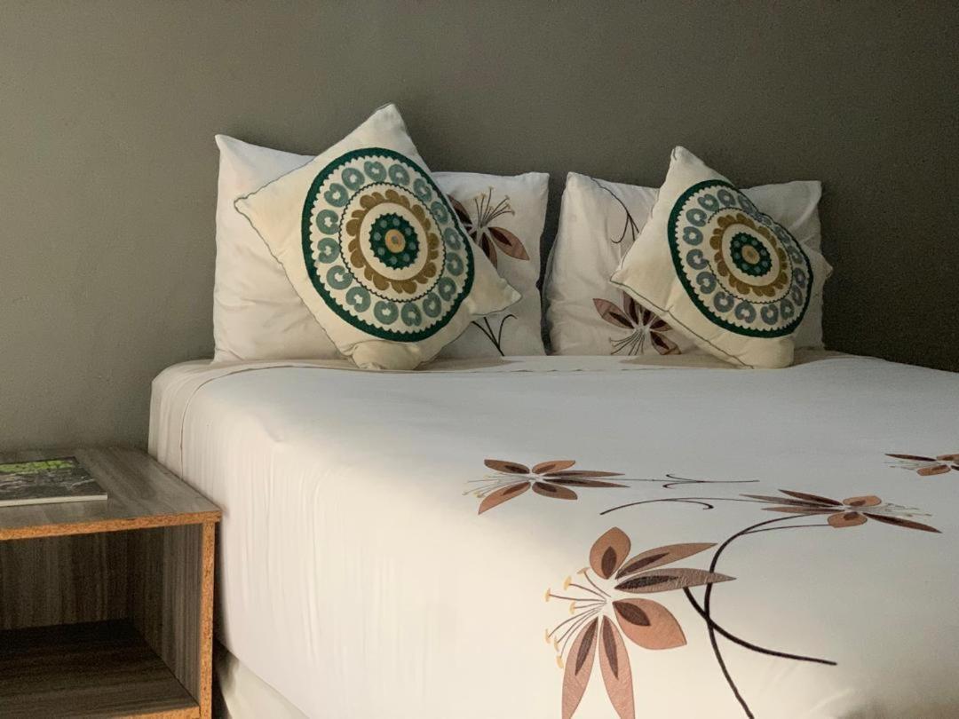Jungle Breeze Home Stay Касане Екстер'єр фото